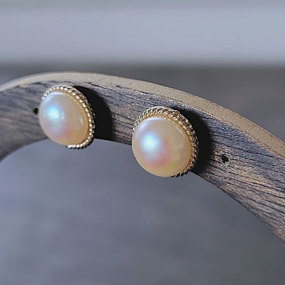 Vtg faux pearl gold tone button studs - Picture 2 of 8